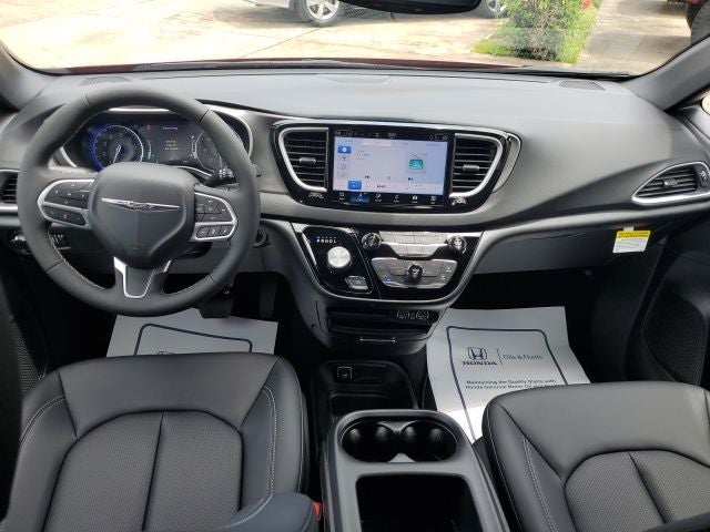 2025 Chrysler Voyager LX