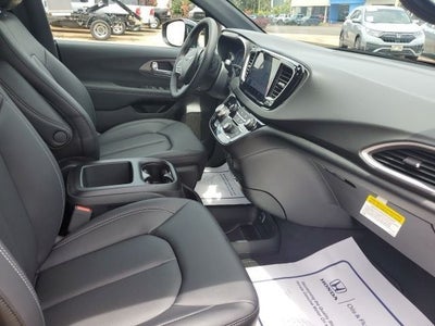 2025 Chrysler Voyager LX