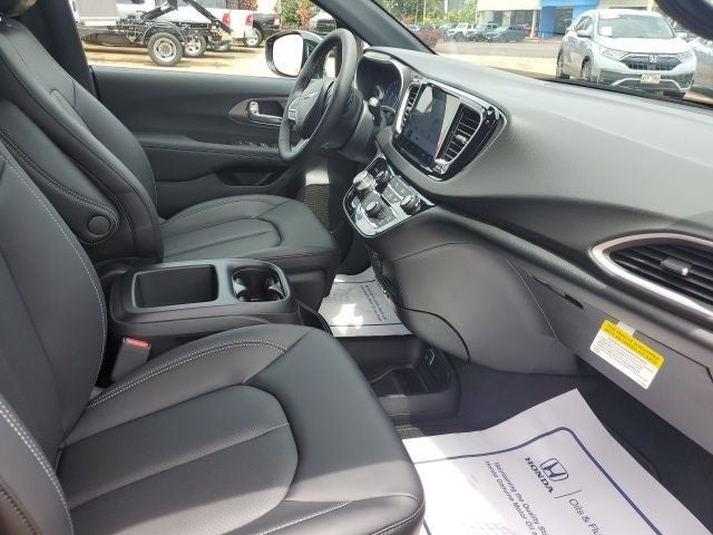 2025 Chrysler Voyager LX