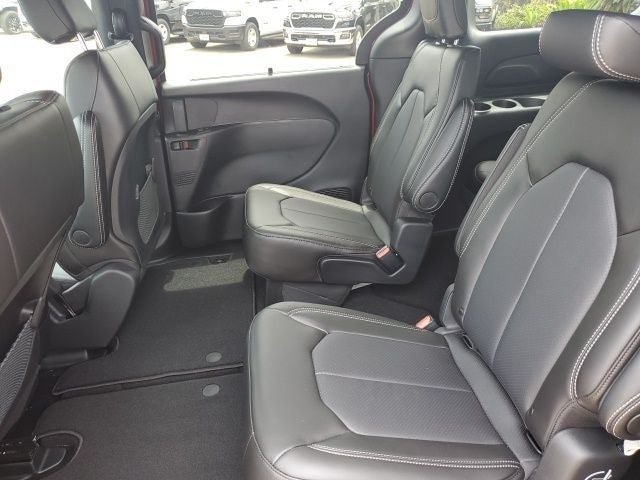 2025 Chrysler Voyager LX