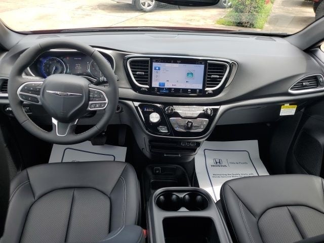 2025 Chrysler Voyager LX